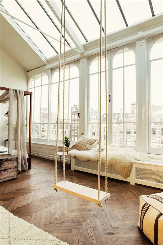 1-dielne-a-lofty-kolíska-v-obývacej izbe-koberec-biele-okno-s-nádherným výhľadom-parketové vankúše
