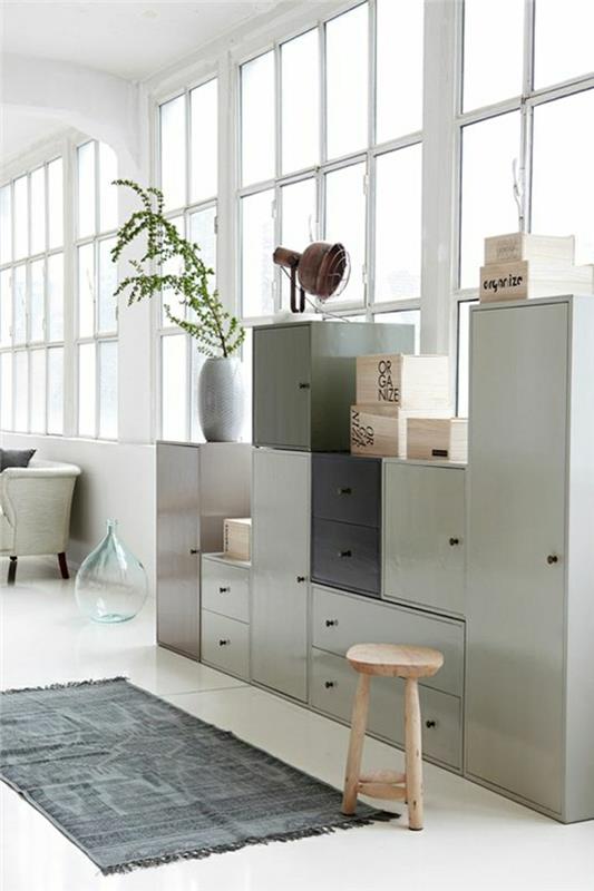 1-dielne-a-lofty-obývačka-sivý koberec-béžovo-sivá-ľan-podlaha-úložná-kocka-drevený nábytok