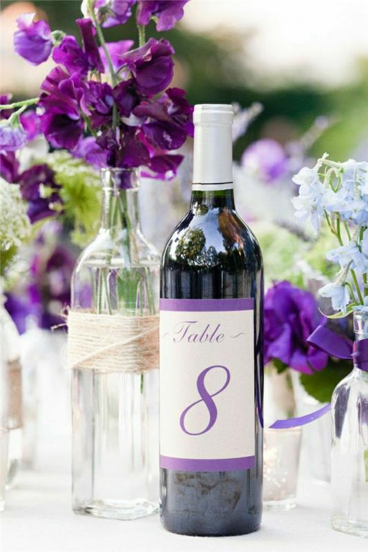 1-personalizovana-flasa-vína-personalizovana-vinna-znacka-s-fialovym cislom-na-svadobny stôl