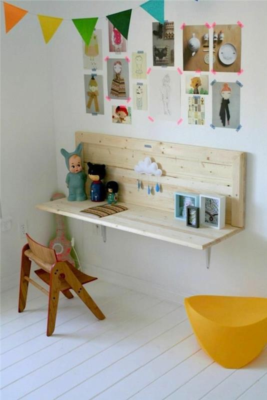 1-barn-skrivbord-stol-låg-trä-stol-parkett-vägg-dekoration-små-barn-skrivbord