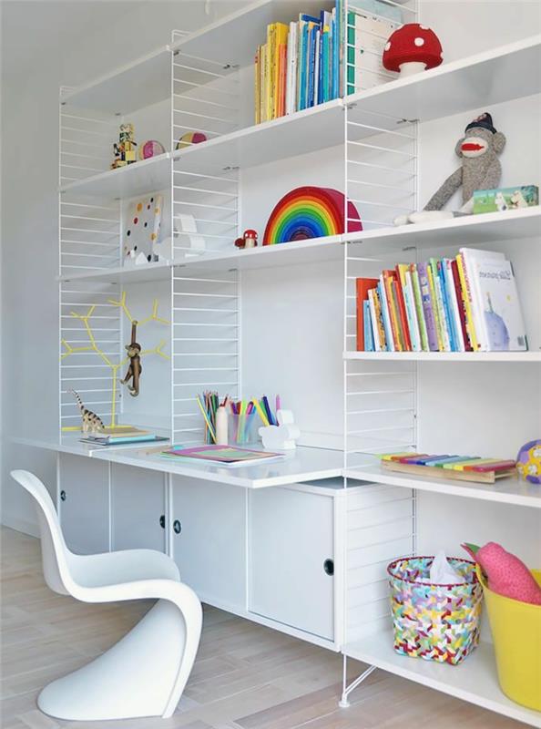 1-barn-kontorsstol-barn-sovrum-klart-parkett-golv-vit-plast-kontorsstol-vägg-bokhylla
