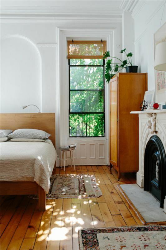 1-spálňa-podkrovie-podlaha-parkety-krb-drevený-nábytok-okno