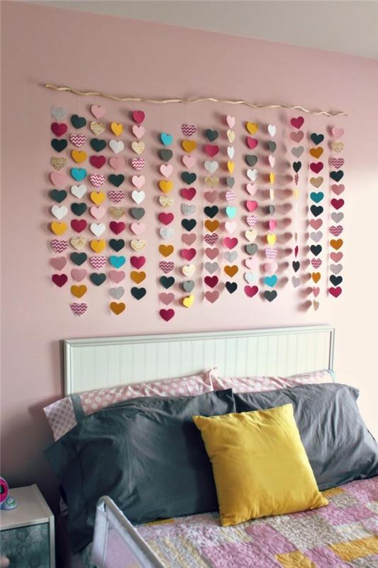 1-hur-att-dekorera-ditt-sovrum-tapeter-vuxen-sovrum-trendigt-rosa-vägg-grått-sänglinne
