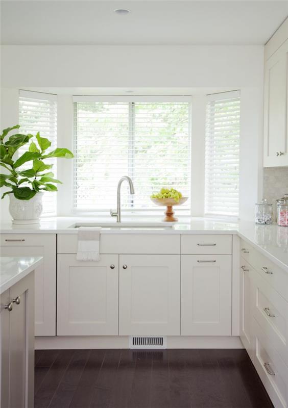 1-färg-kök-feng-shui-för-det-vita-köket-med-vita-möbler-och-stora-fönster