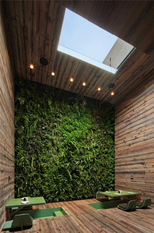 1-dekorácia-so-syntetickou-trávou-na-drevenú-stenu-interiér-moderný-luxusný dom