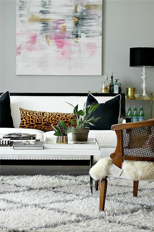 1-dekorera-vardagsrummet-med-en-dekorativ-grå-väggmatta-vit-soffa-vit-svart-svart-vardagsrumslampa