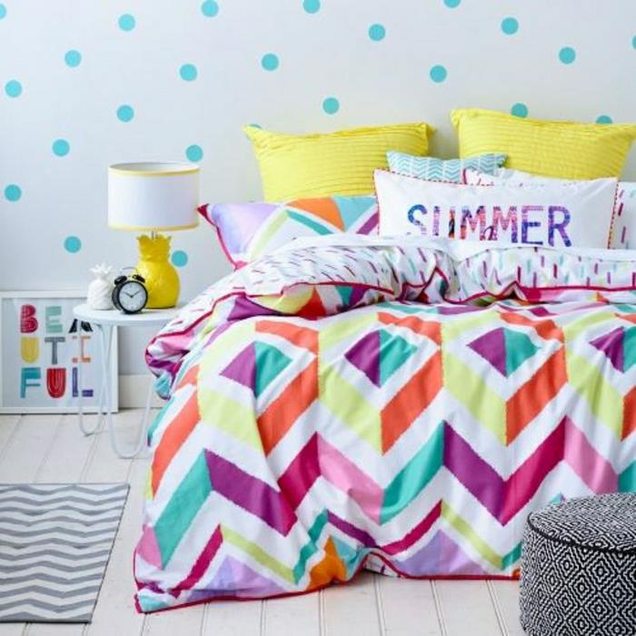 1-sovrums-dekoration-tonåring-tjej-färgad-säng-linne-färgad-säng-lock-färgad-gul-kuddar-vägg-dekoration