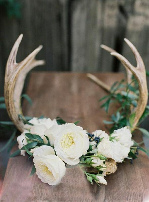 1-DIY-deco-bröllop-bord-med-blommor-och-trä-horn-på-bröllop-bordet