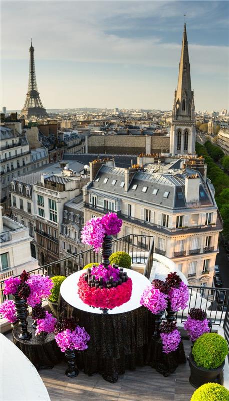1-kvetinový-váš-balkón-s-farebnými-balkónovými-kvetmi-na-vašu-terasu-s-nádherným výhľadom