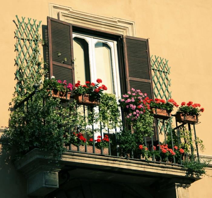 1-balkón-kvety-na-váš-pekný-balkón-kvet-váš-balkón-s-týmto-pekným nápadom