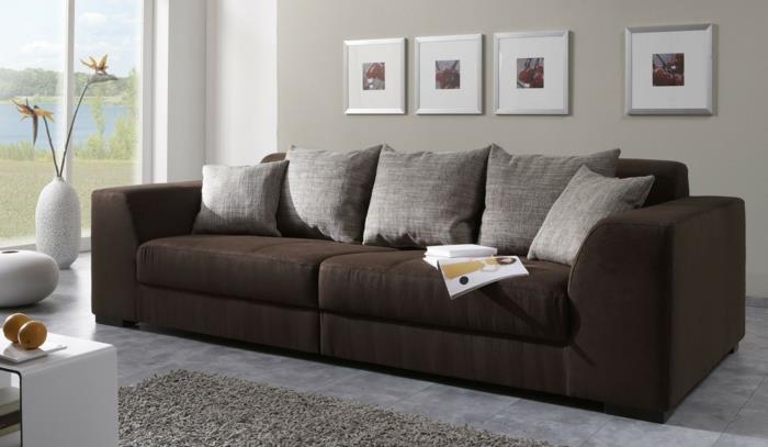 1-stor-kudde-gifi-och-brun-soffa-i-vardagsrummet-med-grå-matta-och-grå-kakel