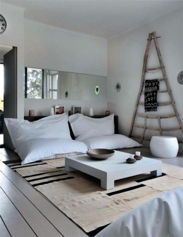 1-stor-kudde-för-soffa-vita-kuddar-och-trä-golv-matta-beige