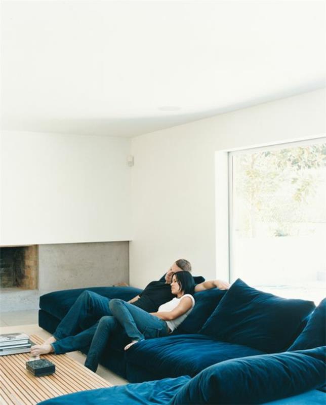1-stor-kudde-för-soffa-i-blå-färg-för-det-moderna-vardagsrummet-med-en-hörnsoffa