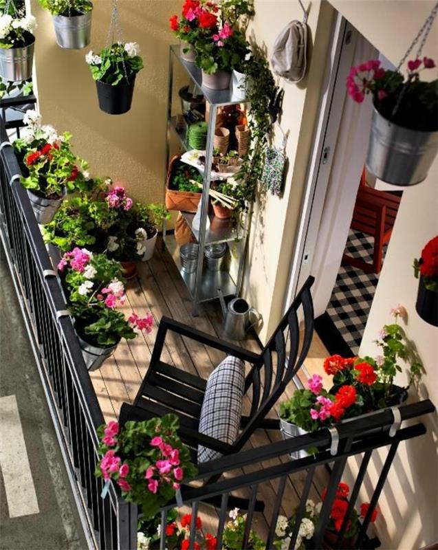 1-jardiniere-balkón-kvetina-jeho-balkón-s-mnohými-farebnými-kvetmi-pekným-balkónom0s kvetmi