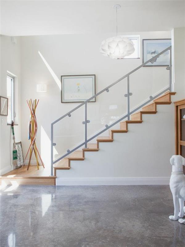 1-pekne-minimalistická-chodba-s-ozdobným-betónovým-podlažím-voskovaným-sivým-a-dreveným schodiskom