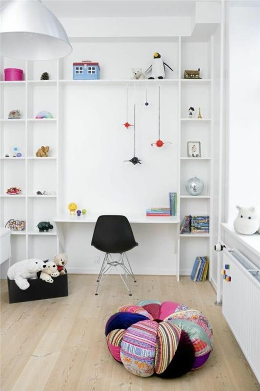 1-snyggt-barnrum-med-barn-skrivbord-stol-möbler-i-barnrummet
