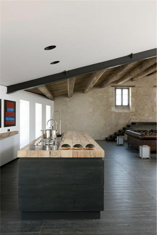 1-مطبخ-تحت-سقف-أرضي-مع-أرضيات-سوداء-تجديد-مطبخك-أثاث-خشبي