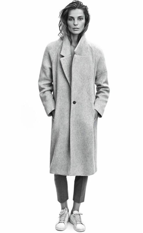 1-pekná-log-žena-sivý kabát-s-bielymi teniskami-moderný-model-ženy