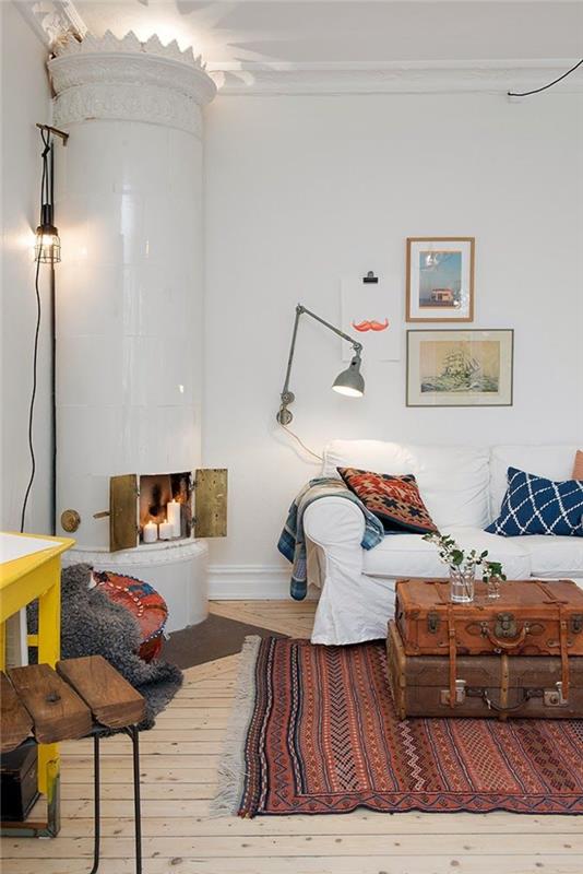 1-the-vintage-stil-vardagsrum-matta-i-vardagsrummet-med-vit-soffa-och-vita-väggar