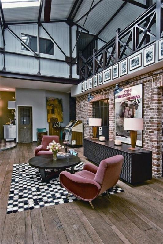 1-podkrovná-dielňa-dom-obrovská-obývačka-obrovská-ružová-kreslo-čierna-biela-koberec-konferenčný stolík-obývačka