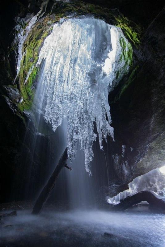 1-paradisiskt-landskap-i-berget-med-ett-paradisiskt-vattenfall