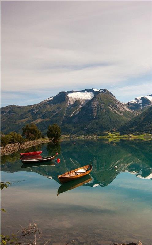 1-paradisiskt-landskap-på-bergen-nära-en-sjö