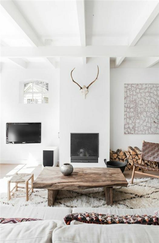 1-malý-drevený-konferenčný stolík-obývačka-biele-steny-béžový-koberec-béžový-pohovka