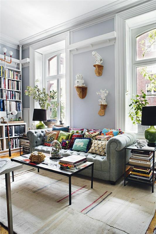 1-malý-drevený-konferenčný stolík-obývačka-sivé-steny-béžový-koberec-sivá-pohovka-kvety-v-obývačke