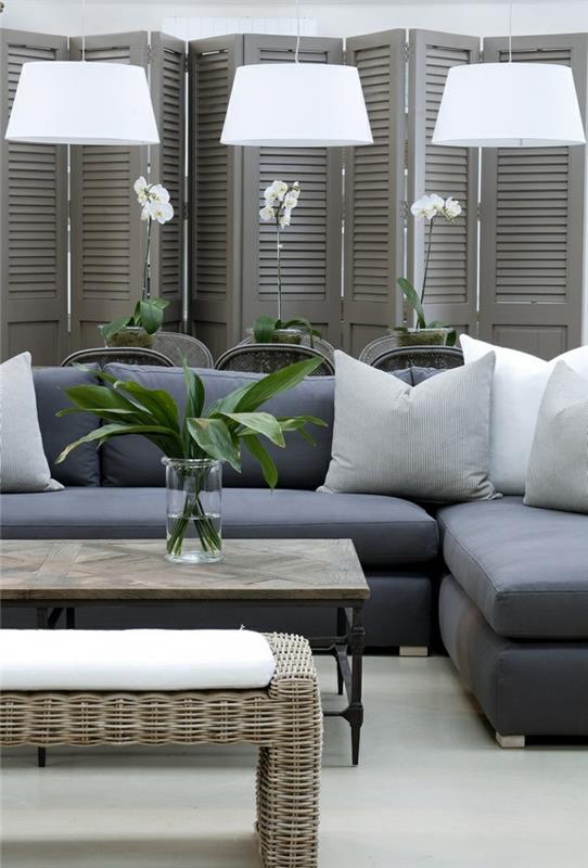 1-dekorativna-louver-skrina-dvere-v-sivom-dreve-a-kvetinách-na-stole v obývačke