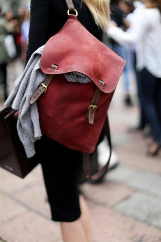 1-ryggsäck-läder-kvinna-väska-i-mörk-röd-kvinna-lång-svart-stickad-klänning