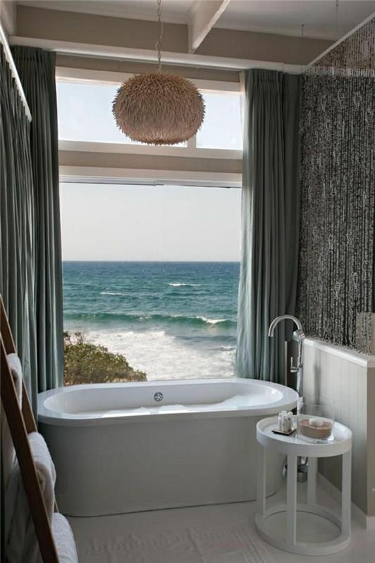 1-kúpeľňa-v-morskom štýle-námornícka-dekorácia-veľké-okno-krásny-výhľad-k-moru