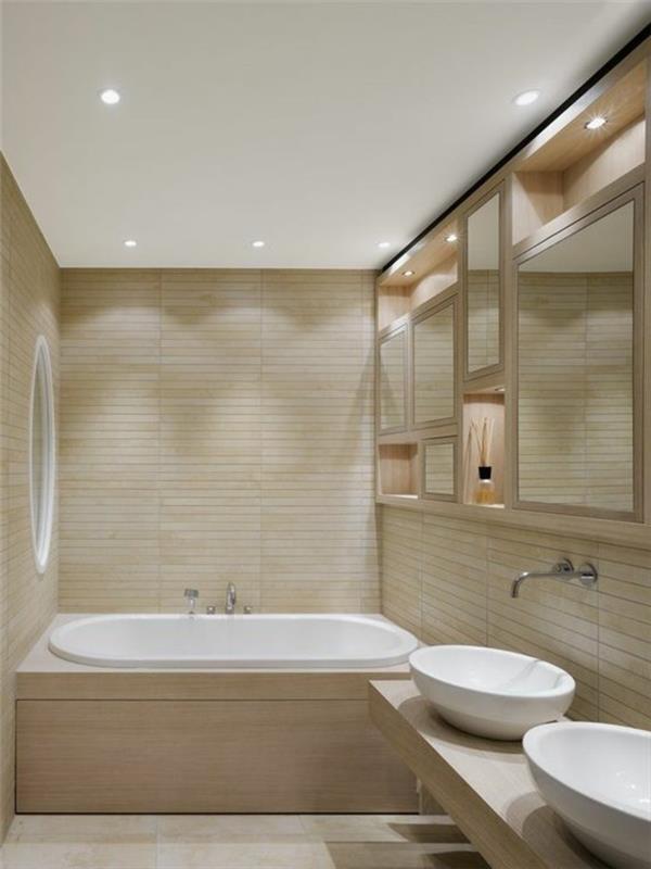 1-badrum-taupe-bad-inbyggt i golv-och-vägg-i-beige-kakel-stort-badkar