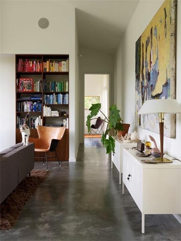 1-obývačka-s-voskovaným-betónovým-podlažím-a-zelenou-rastlinou-vnútri-bielymi stenami-a-bielym nábytkom