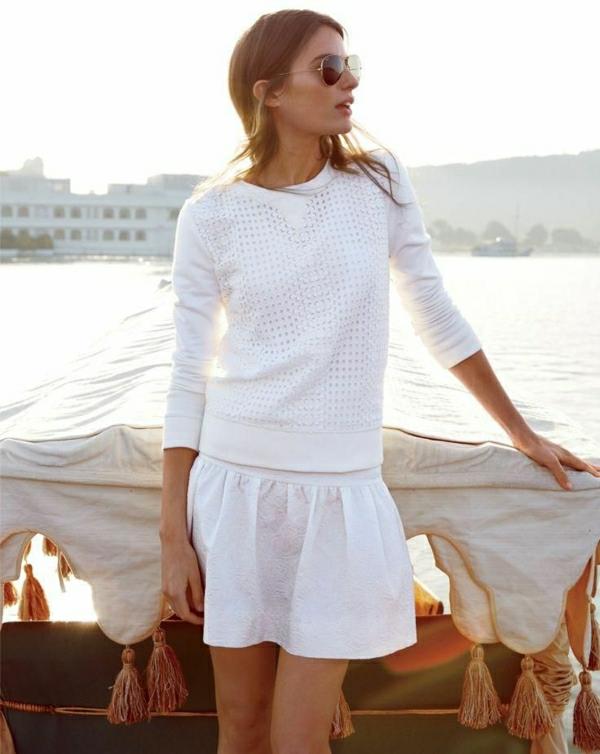 1-tröja-kvinna-vit-kjol-sommar-solglasögon