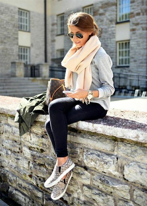 1-grå-tröja-kvinna-svart-denim-mode-jeans-solglasögon