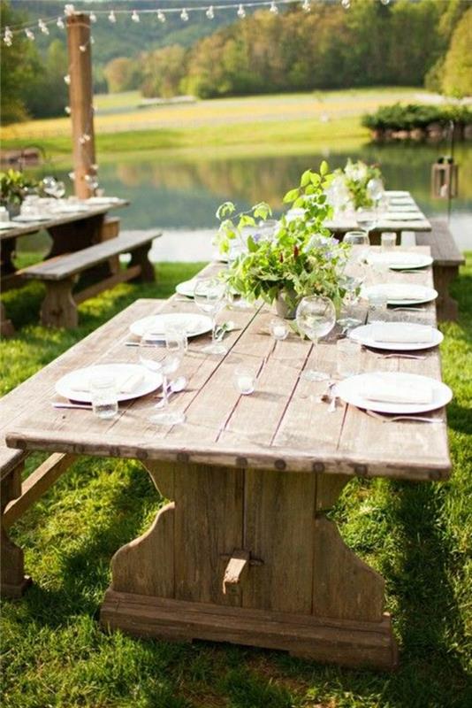 1-bord-med-bänk-picknick-trä-bord-blommor-på-trä-ban-bordet-