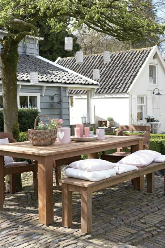 1-bord-med-bänk-picknick-trä-bord-blommor-på-trä-ban-bordet