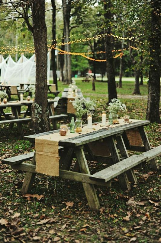 1-bord-med-bänk-picknick-bord-i-trä-blommor-på-bordet-löpare-beige-