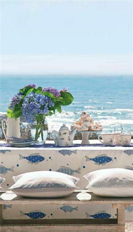 1-picknick-bord-med-blommor-bord-med-vacker-utsikt-mot-havet-blå-moln