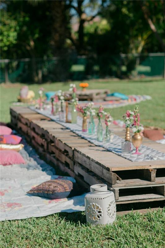 1-picknick-bord-med-blommor-trä-pall-bord-blommor-dekorerade-kuddar
