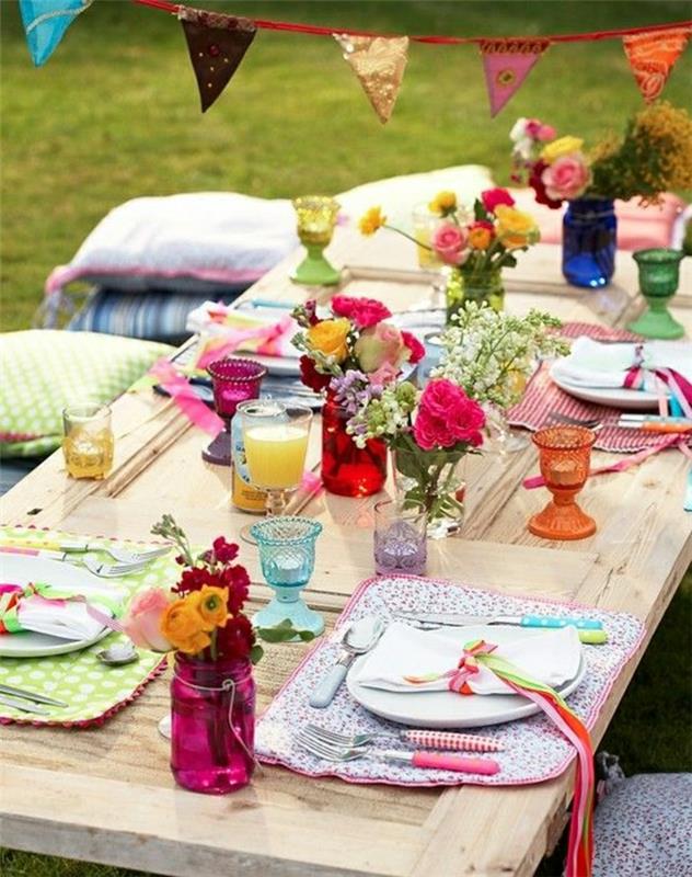 1-picknick-bord-trä-soffbord-blommor-tallrik-blommor-på-bordet