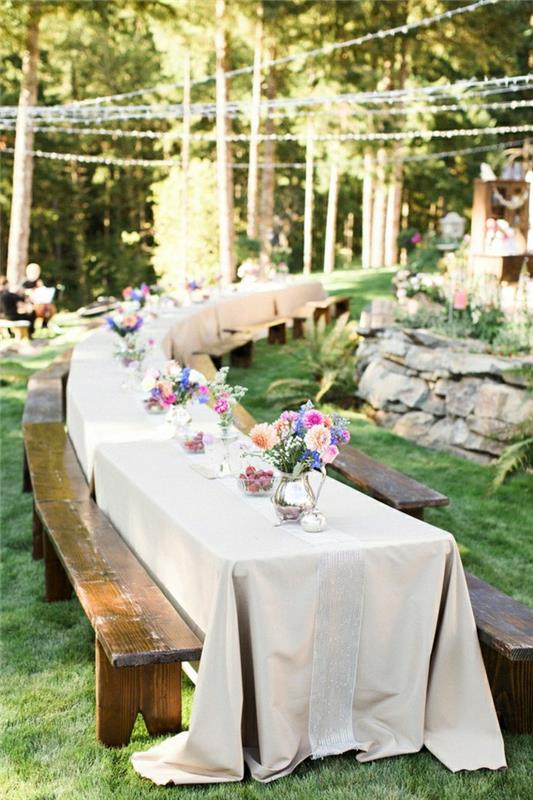 1-picknick-bord-lång-trä-bord-blommor-på-trä-picknick-bord