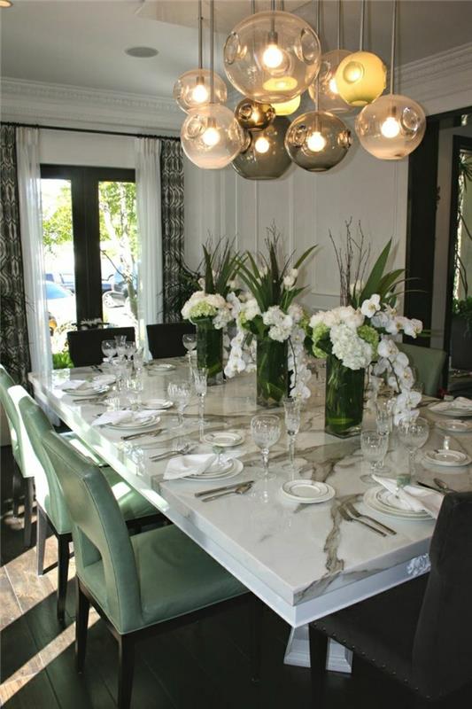 1-vit-marmor-bord-vardagsrum-grön-växt-lång-gardiner-boll-ljuskrona-bord-set