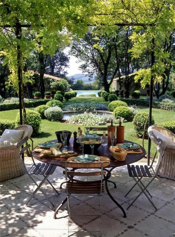 1-rustikt-järn-bord-rustikt-järn-stolar-trädgård-rustikt-sjö-dekorativ-atmosfär