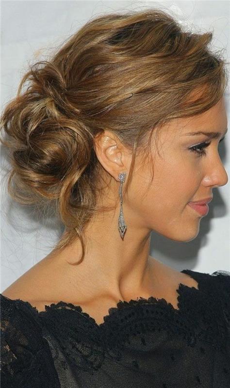 1-účes-polodlhé vlasy-návod-jessica-alba-s-peknými náušnicami