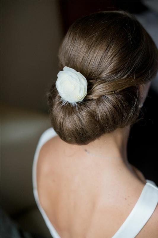 1-účes-návod-stredne dlhé-hnedé vlasy-ako-byť-elegantná-s-elegantným účesom
