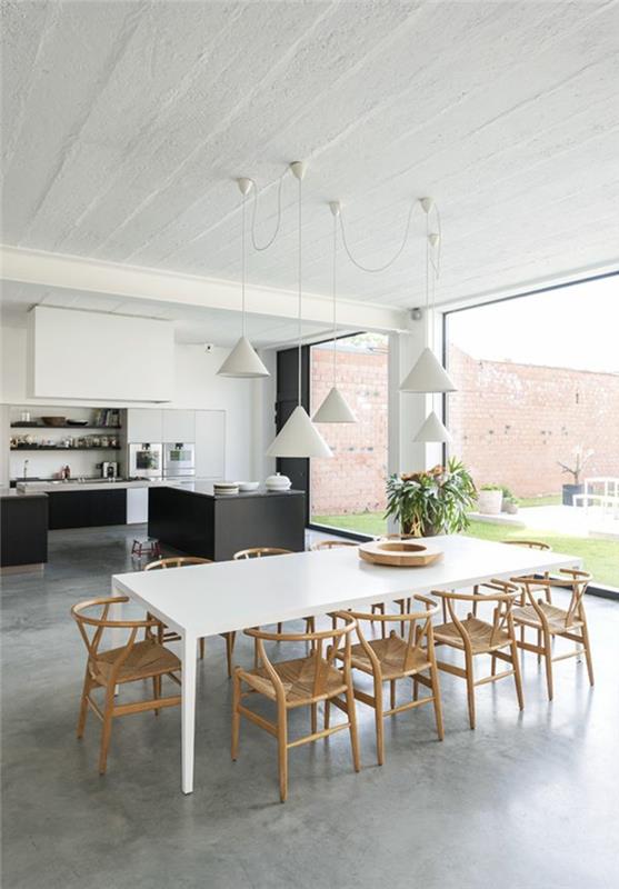 1-pekná-obývačka-so-sivou-voskovanou-betónovou podlahou-zenovým nábytkom-s-veľkými oknami