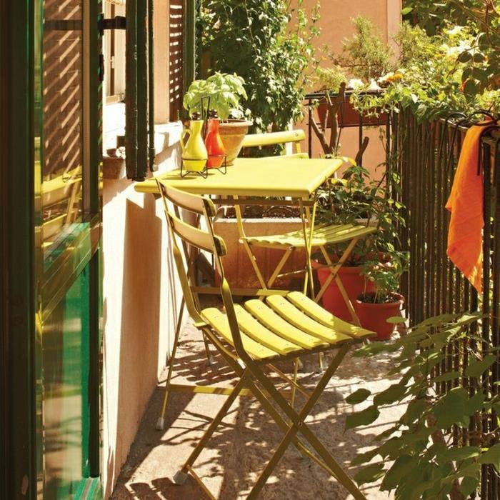 1-en-vacker-terrass-med-gula-blommor-möbler-för-balkongen-fällbara-järn-bord
