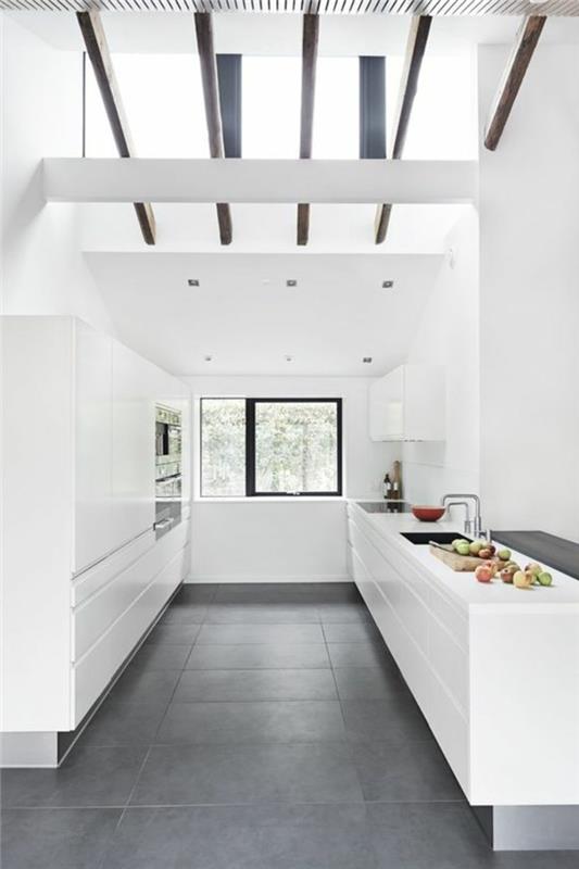 1-interiör-verriere-billig-verriere-för-köket-grå-klinker-golv-vita-väggar
