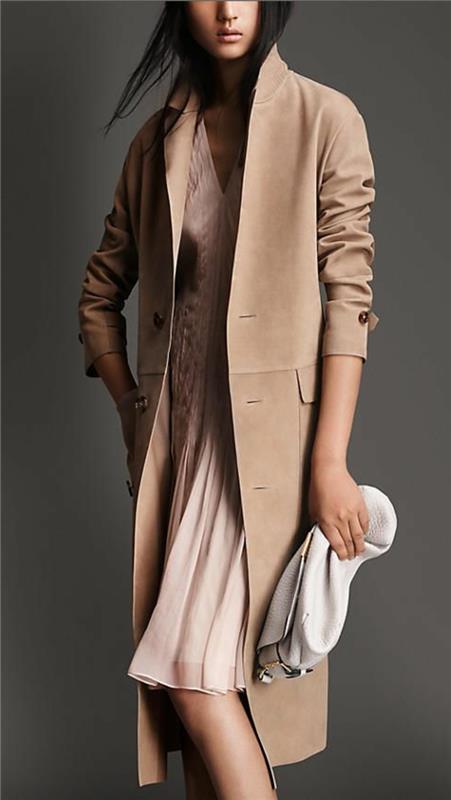 1-beige-mocka-jacka-rosa-klänning-svart-hår-grå-handväska-modern-kvinna